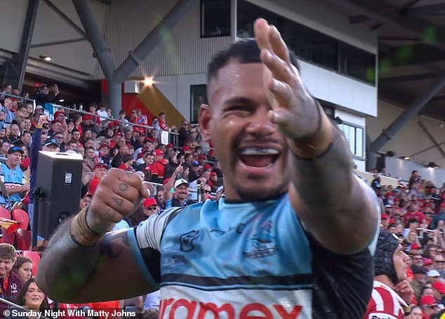Sione Katoa zo Sharks si získal pozornosť fanúšikov a analytikov na oslave pokusu Jai Arrow, počas ktorej uvoľnil imaginárny luk namiesto imaginárneho šípu.