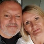 Muž a žena sa usmievajú a pózujú pre fotografiu