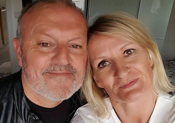 Muž a žena sa usmievajú a pózujú pre fotografiu