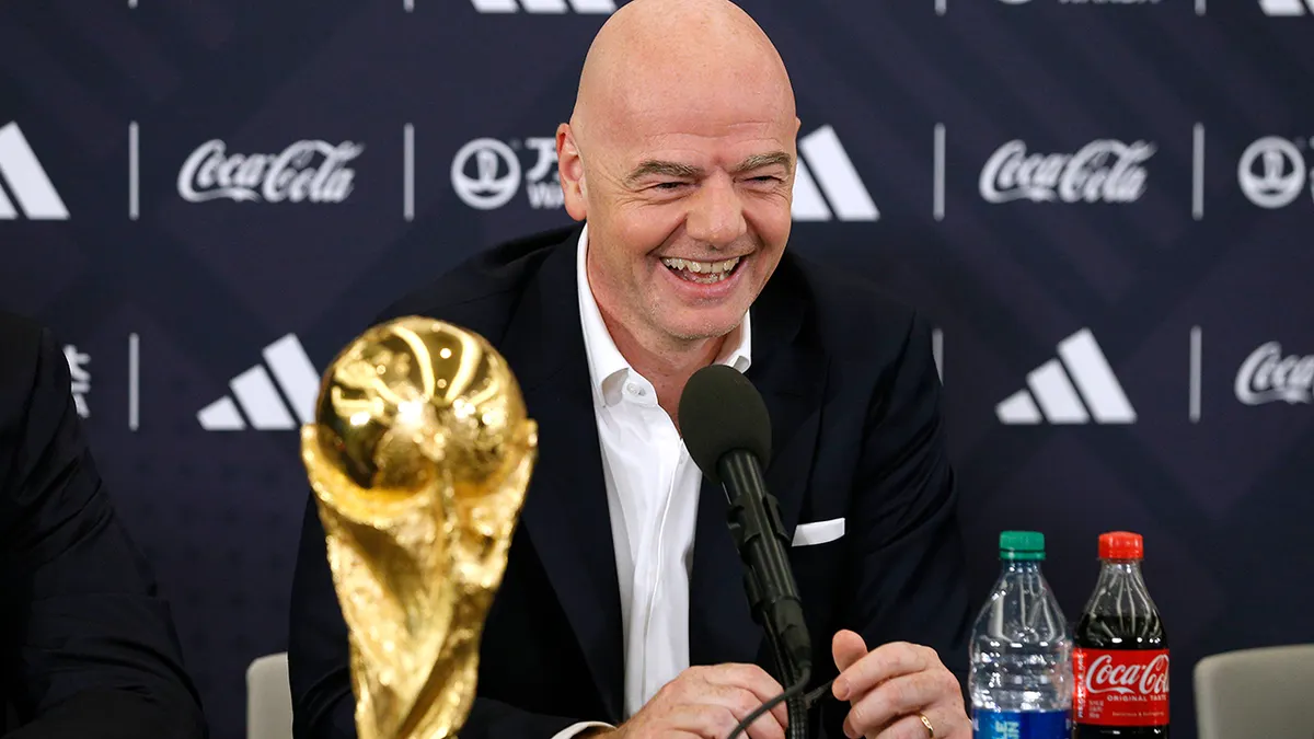Gianni Infantino hovorí s médiami