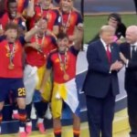 Infantino sa snaží odviesť Trumpa preč, keď Španielsko zdvihlo majstrovstvá sveta vo futbale | Správy