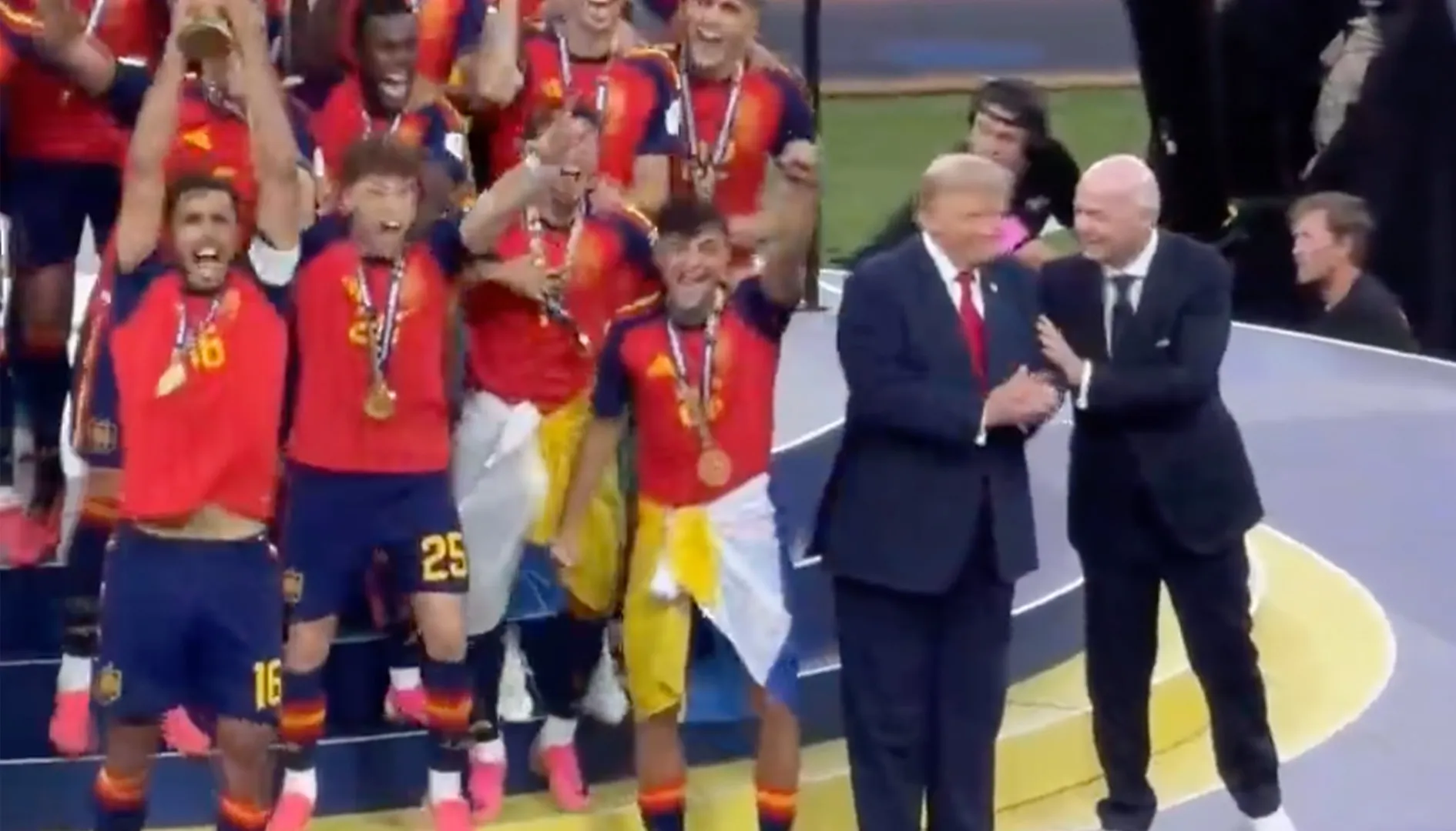 Infantino sa snaží odviesť Trumpa preč, keď Španielsko zdvihlo majstrovstvá sveta vo futbale | Správy