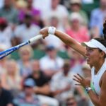 Američanka Jessica Pegulaová podáva loptu počas stredajšieho zápasu proti Španielke Sare Sorribes Tormo vo Wimbledone.