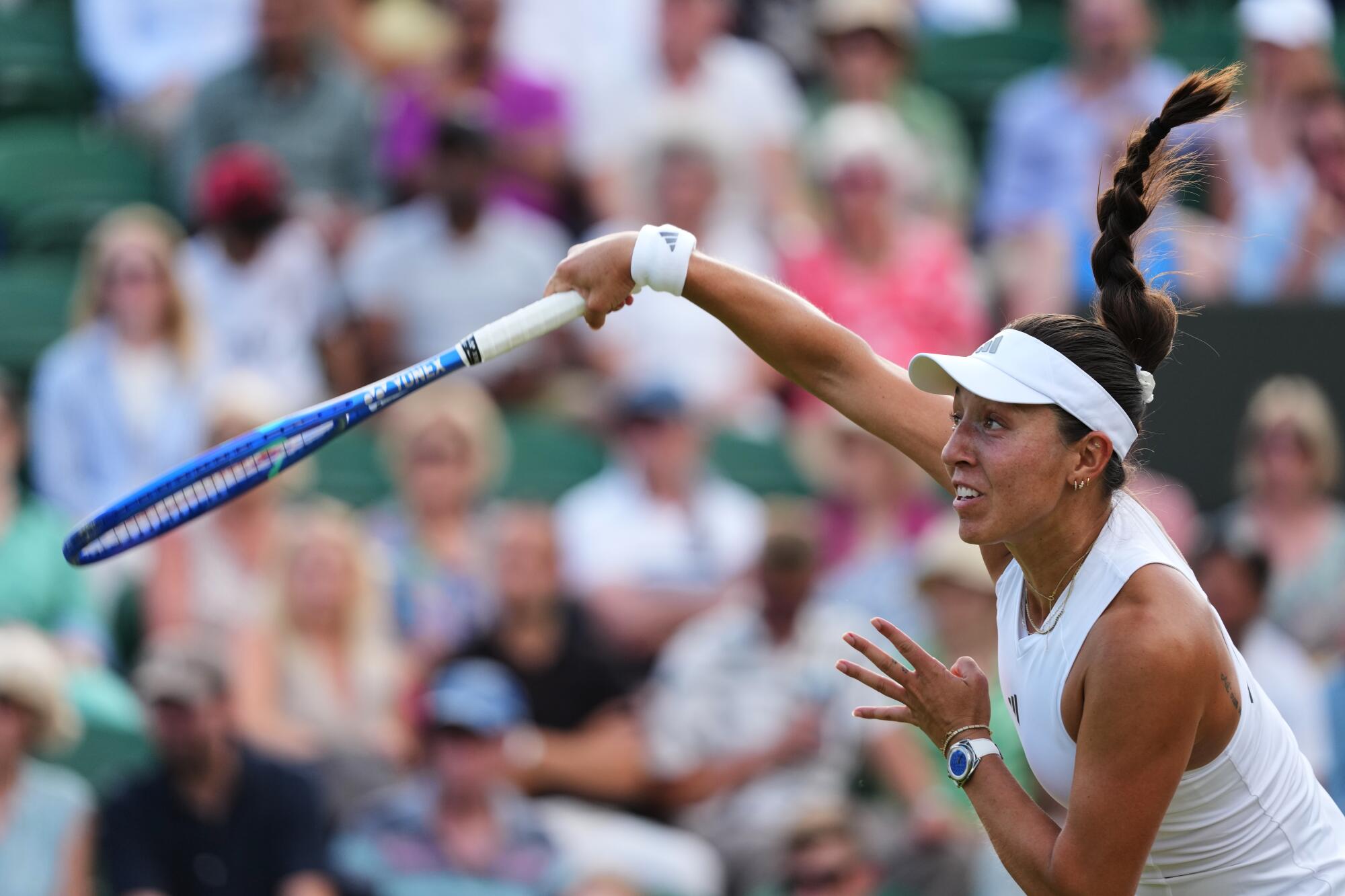 Američanka Jessica Pegulaová podáva loptu počas stredajšieho zápasu proti Španielke Sare Sorribes Tormo vo Wimbledone.