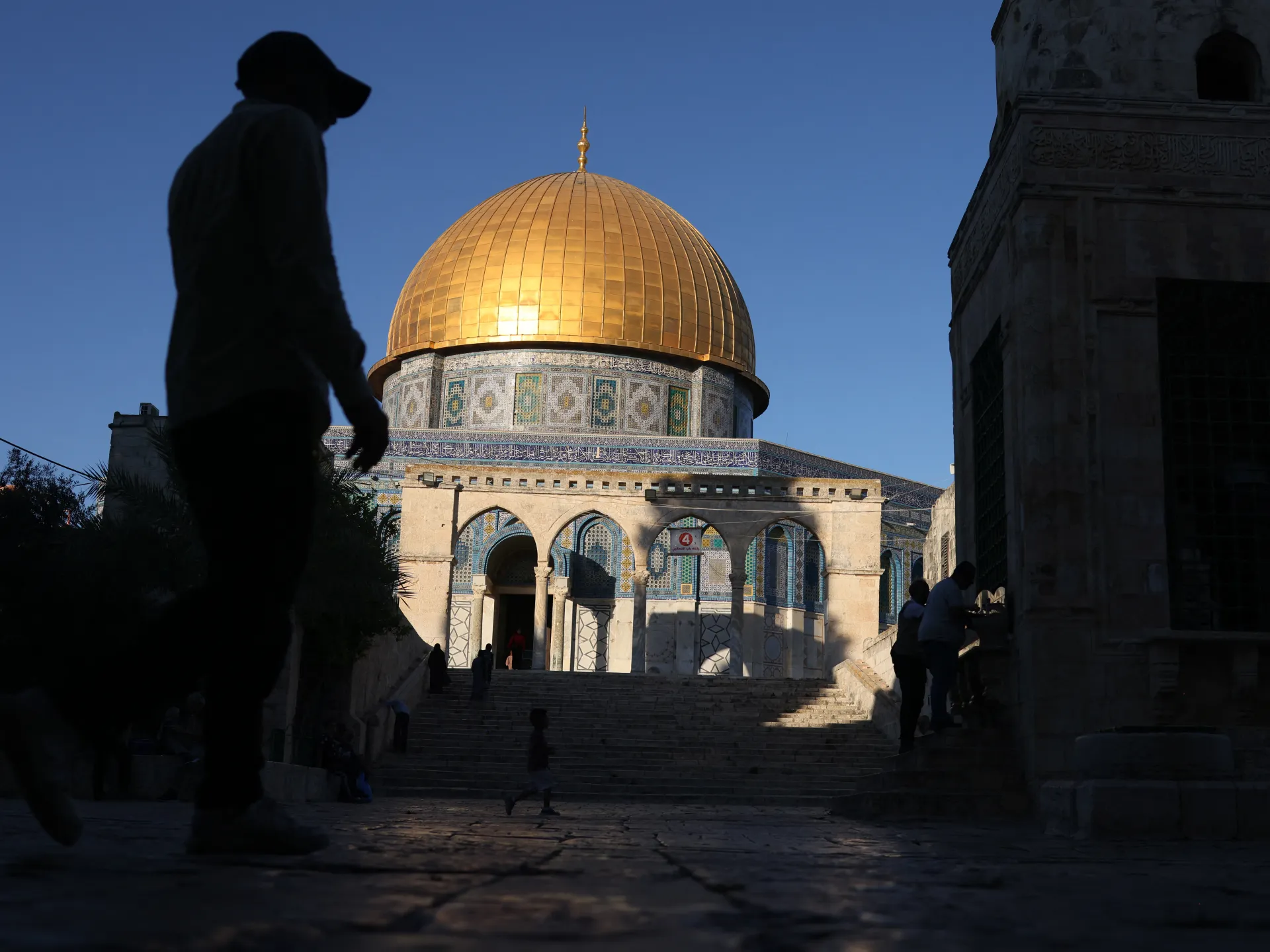 Izrael zakázal na týždeň jeruzalemskému veľkému muftimu vstup do mešity Al-Aksá | Správy o konflikte medzi Izraelom a Palestínou
