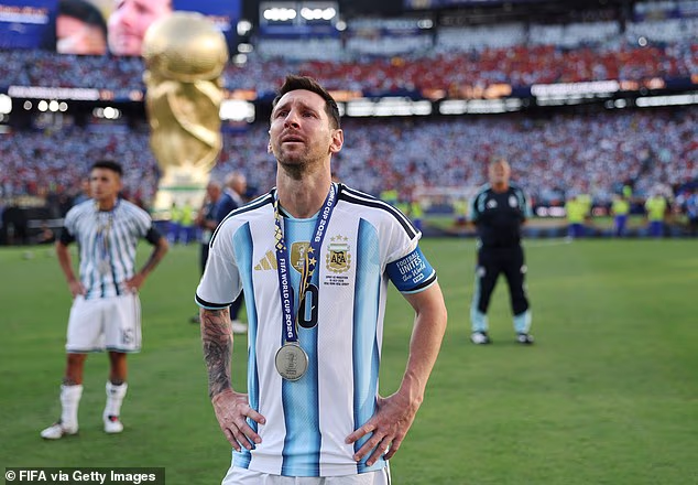 Lionel Messi ronil slzy za brutálne zlyhanie svojich mužov pri obhajobe prvenstva. Namiesto toho, aby plakal pre Argentínu a seba, mal plakať pre hanbu tímu pod jeho vedením, píše Jeff Powell