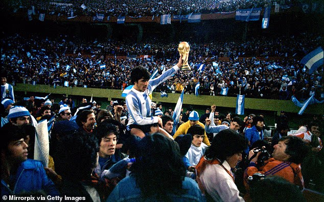Argentínčan Daniel Passarella drží svetový pohár po víťazstve svojej krajiny vo finále v roku 1978 nad Holandskom. K hráčom som sa pripojil nasledujúci deň v Buenos Aires