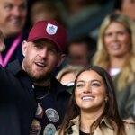 JJ Watt a Kealia Watt tlieskajú z tribún na Turf Moor.