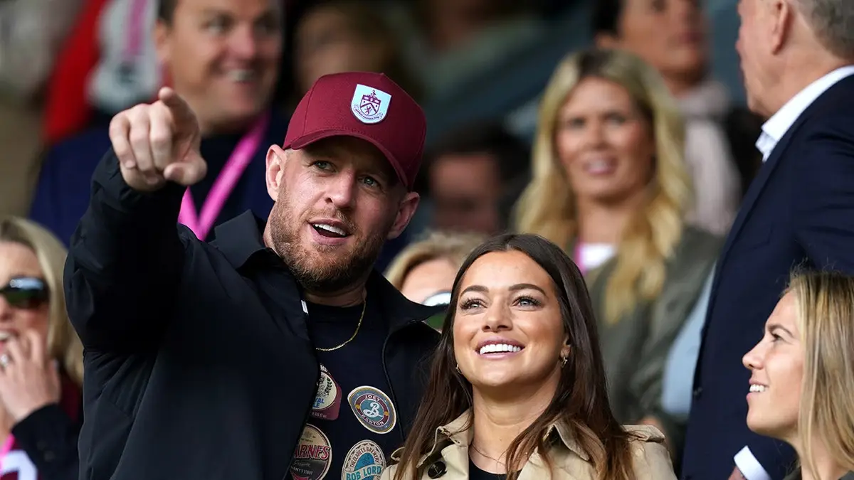 JJ Watt a Kealia Watt tlieskajú z tribún na Turf Moor.