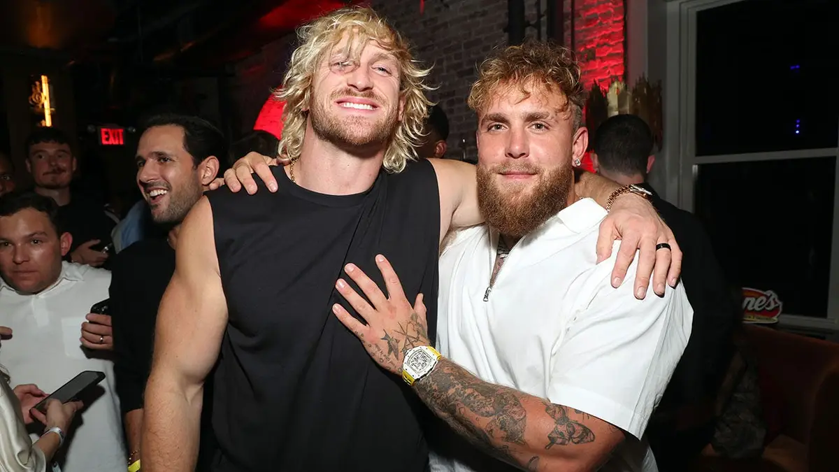 Logan Paul a Jake Paul sa zúčastňujú udalosti v New Yorku.