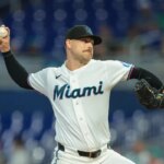 9. júla 2026; Miami, Florida, USA; Začiatočný nadhadzovač Miami Marlins Janson Junk (26) predvedie ihrisko proti Seattle Mariners počas prvej zmeny v loanDepot Park. Povinný kredit: Sam Navarro-Imagn Images