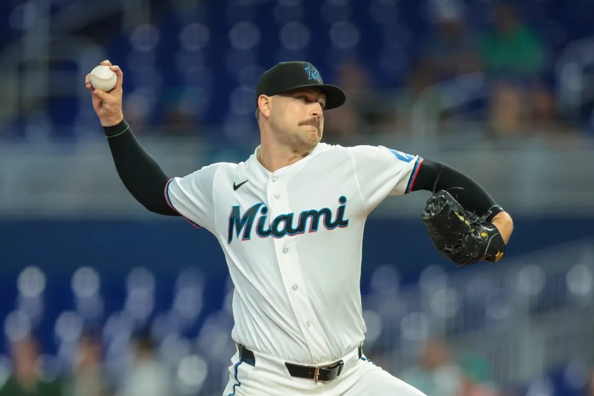 9. júla 2026; Miami, Florida, USA; Začiatočný nadhadzovač Miami Marlins Janson Junk (26) predvedie ihrisko proti Seattle Mariners počas prvej zmeny v loanDepot Park. Povinný kredit: Sam Navarro-Imagn Images