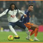 Djed Spence v akcii za Tottenham proti Newcastlu