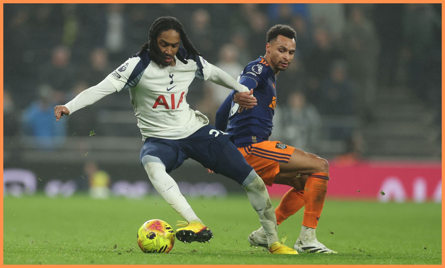 Djed Spence v akcii za Tottenham proti Newcastlu