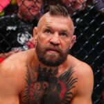 Conor McGregor reaguje po prerušení zranenia v zápase welterovej váhy UFC.