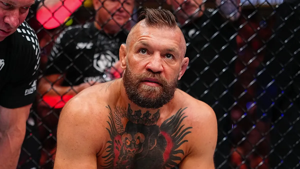 Conor McGregor reaguje po prerušení zranenia v zápase welterovej váhy UFC.