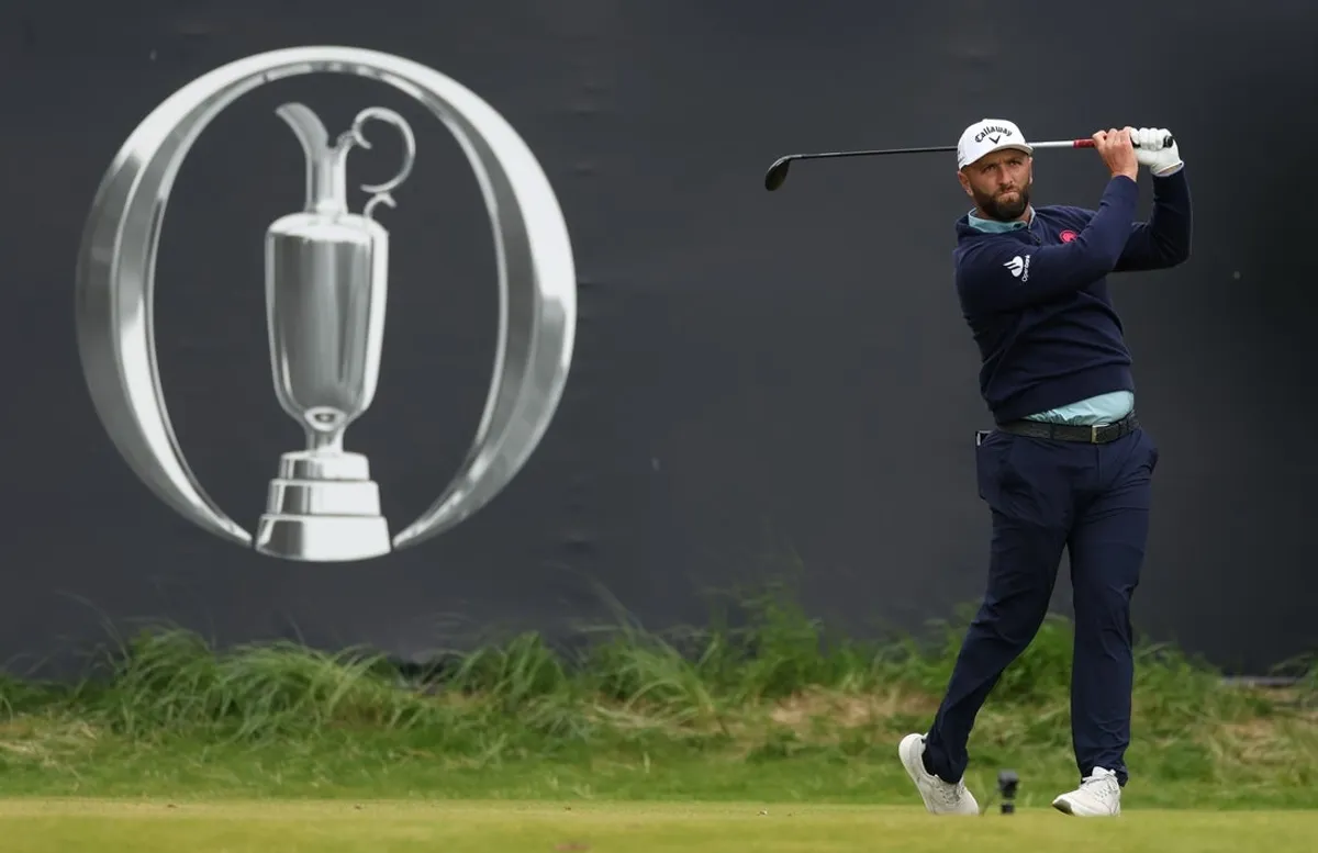17. júla 2025; Portrush, IRL; Jon Rahm odpaluje na prvej jamke počas prvého kola golfového turnaja The 153rd Open Championship v Royal Portrush. Povinný kredit: Mike Frey-Imagn Images