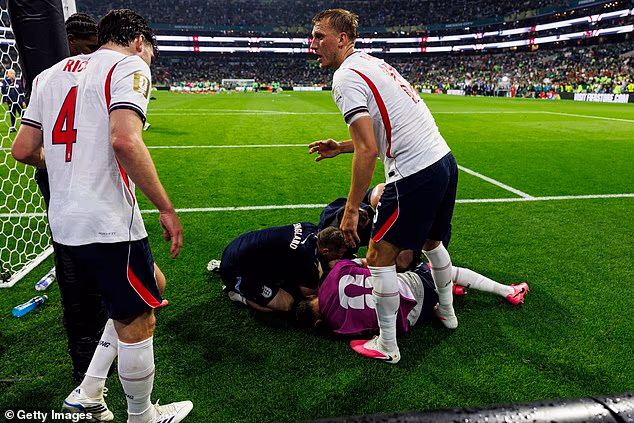 Jordan Henderson utrpel po víťazstve Anglicka nad Mexikom niečo, čo sa zdalo byť strašným zranením