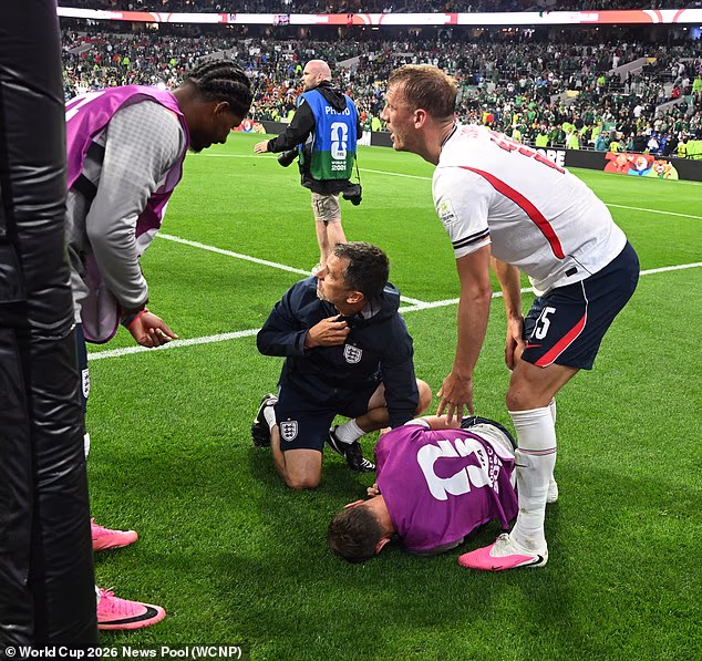 Jordan Henderson zostal na hromade po zranení zápästia počas osláv Anglicka