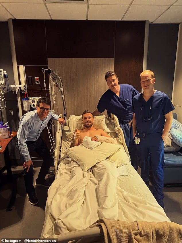 Jordan Henderson sa usmieval z nemocničného lôžka po operácii ľavého predlaktia