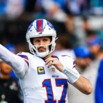 Josh Allen sa zahrieva pred prvou štvrtinou zápasu