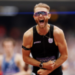Josh Kerr oslavuje po prekonaní svetového rekordu mužských míľ v Londýnskej diamantovej lige.