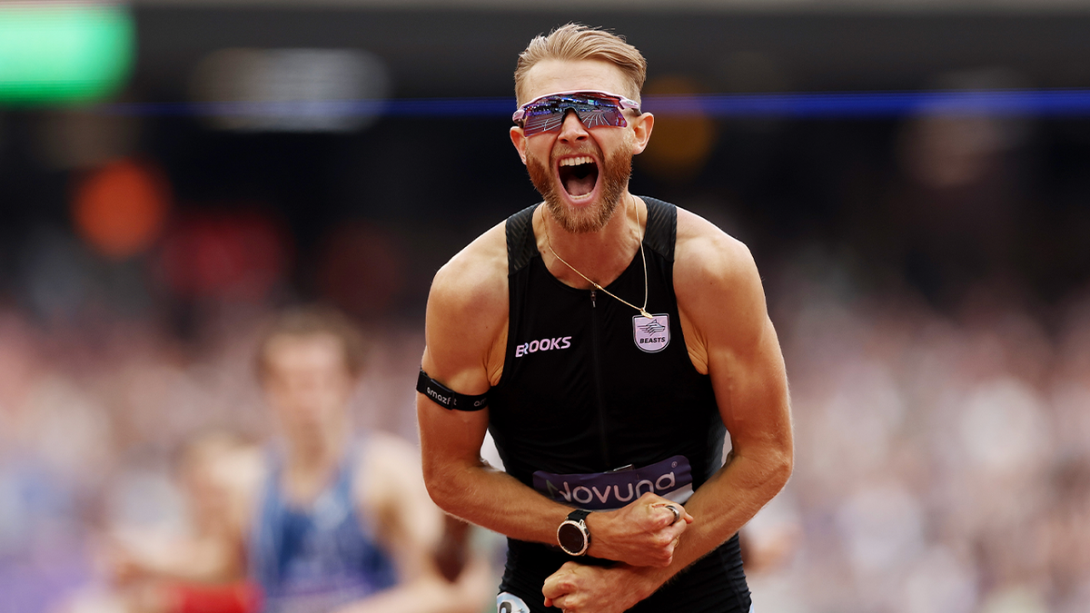 Josh Kerr oslavuje po prekonaní svetového rekordu mužských míľ v Londýnskej diamantovej lige.