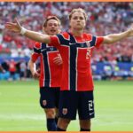 Andreas Schjelderup oslavuje gól v zápase Nórsko proti Anglicku