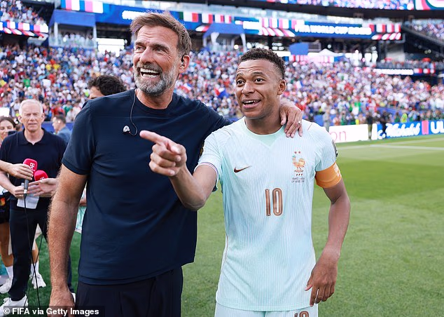 Jedenásťročný Jurgen Klopp (vľavo) nastúpil do súkromného lietadla z Blackpoolu, aby sa pokúsil získať Kyliana Mbappeho