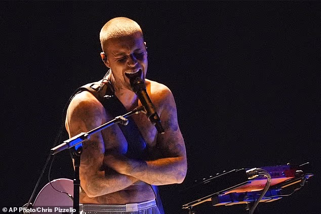 Justin Bieber, na snímke počas udeľovania cien Grammy vo februári, vystúpi na polčasovej show FIFA