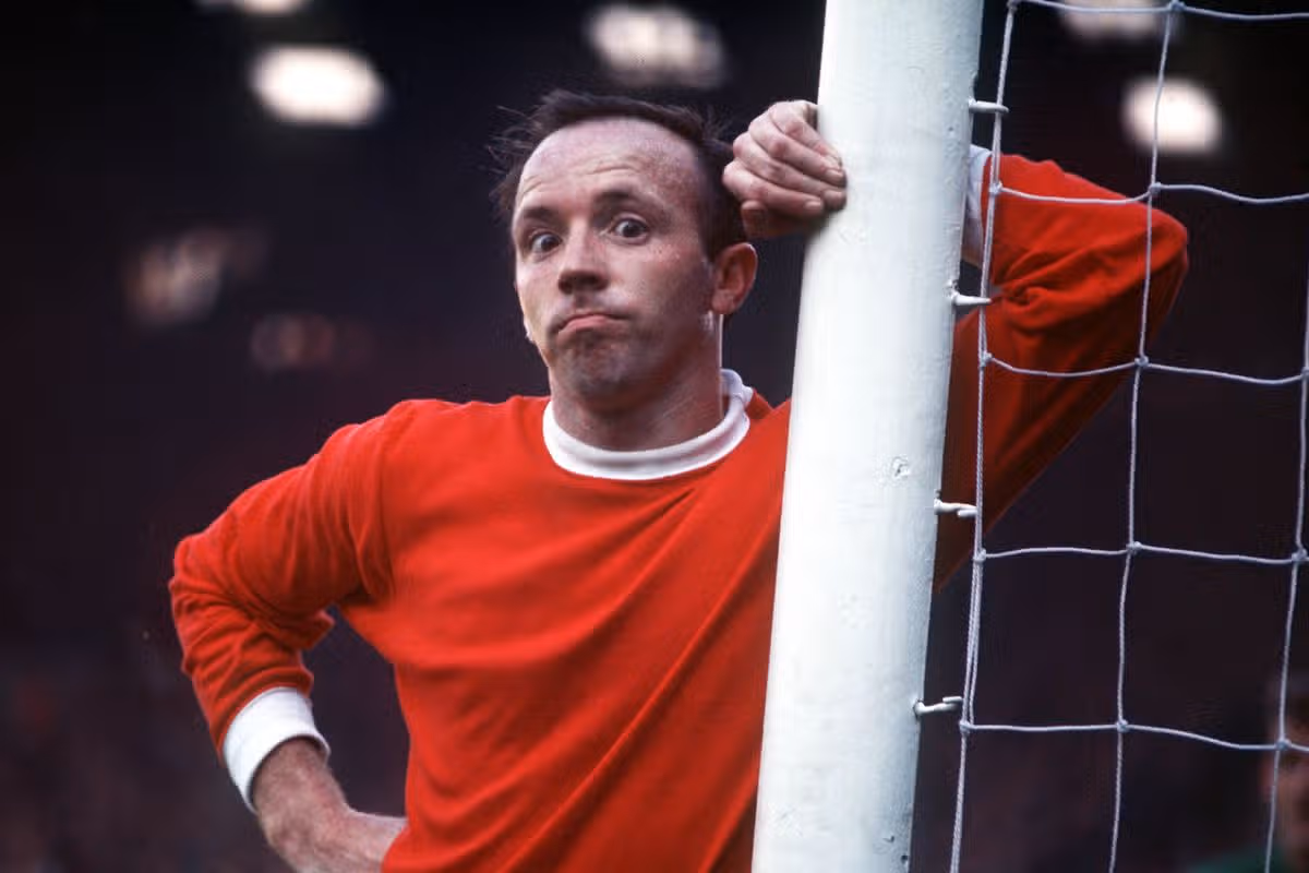Futbal, približne 70-te roky, Nobby Stiles z Manchestru United hviezdi do kamery, keď sa opiera o tyč bránky (Foto: Bob Thomas Sports Photography cez Getty Images)