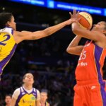22. júla 2026; Los Angeles, Kalifornia, USA; Útočníčku Phoenixu Mercury Alyssu Thomasovú (25) fauluje strážca Los Angeles Sparks Rae Burrell (12), keď počas prvého polčasu v Crypto.com Arene jazdí ku košu. Povinný kredit: Jayne Kamin-Oncea-Imagn Images