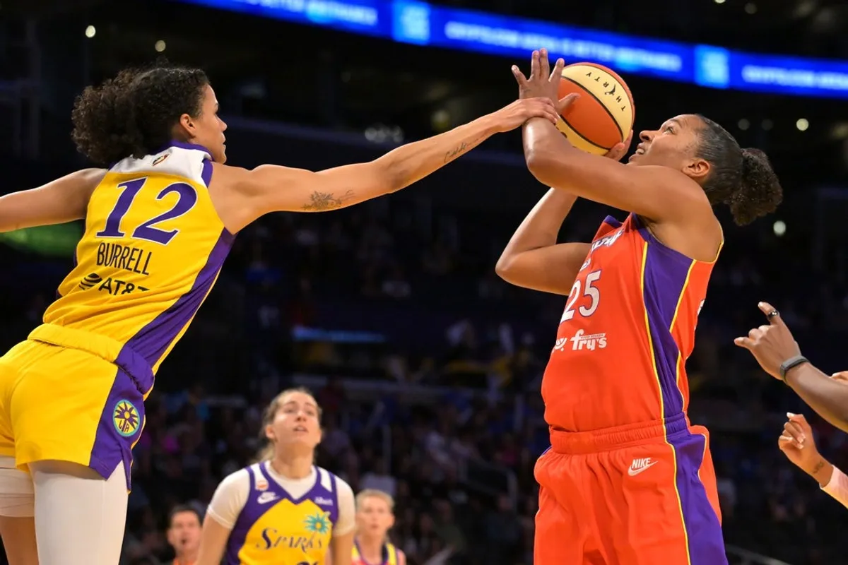 22. júla 2026; Los Angeles, Kalifornia, USA; Útočníčku Phoenixu Mercury Alyssu Thomasovú (25) fauluje strážca Los Angeles Sparks Rae Burrell (12), keď počas prvého polčasu v Crypto.com Arene jazdí ku košu. Povinný kredit: Jayne Kamin-Oncea-Imagn Images