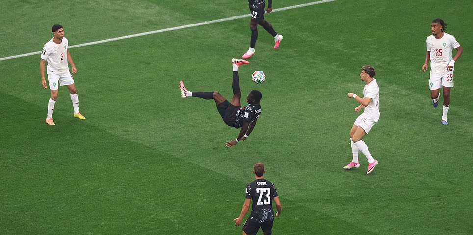 Kanada vs Maroko - Majstrovstvá sveta posledných 16 NAŽIVO: Roztrasení africkí šampióni utrpeli obrovskú ranu v úvodných 20 minútach, keď bol vyrazený hviezdny útočník - ako spoluorganizátori chcú omráčiť súperov otváracím gólom v Houstone