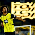 Karim Adeyemi oslavuje v žltom drese Borussie Dortmund počas zápasu.