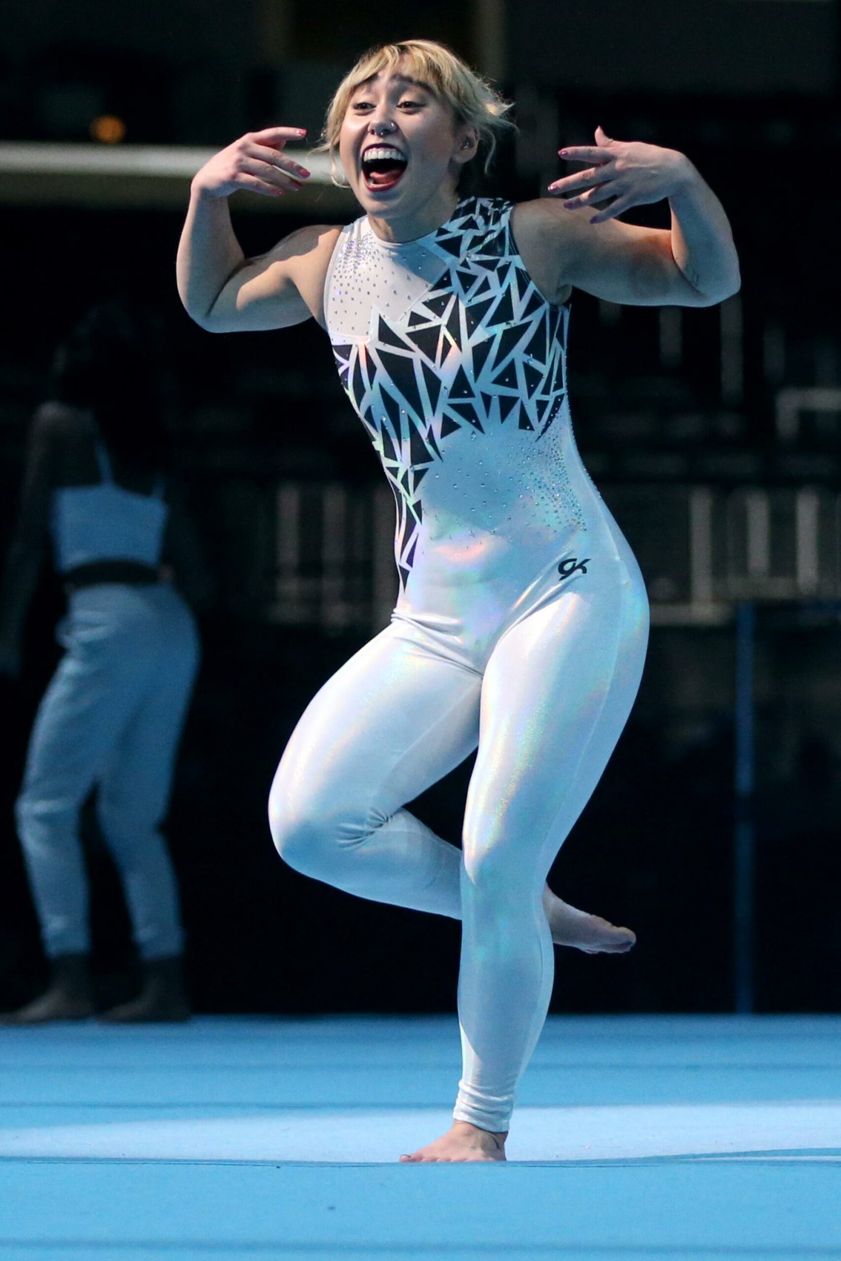 Katelyn Ohashi vystupuje počas