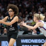 13. júla 2026; Minneapolis, Minnesota, USA; Strážkyňa Minnesoty Lynx Olivia Miles (5) v prvom polčase v Target Center driblovala okolo strážkyne Phoenix Mercury Lexi Held (10). Povinný kredit: Jesse Johnson-Imagn Images