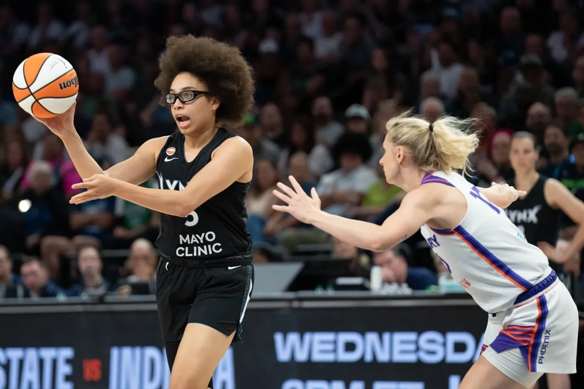 13. júla 2026; Minneapolis, Minnesota, USA; Strážkyňa Minnesoty Lynx Olivia Miles (5) v prvom polčase v Target Center driblovala okolo strážkyne Phoenix Mercury Lexi Held (10). Povinný kredit: Jesse Johnson-Imagn Images