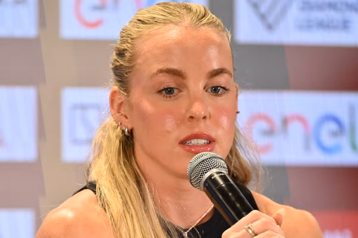 Keely Hodgkinson z Veľkej Británie sa zúčastňuje tlačovej konferencie k IAAF Wanda Diamond League: Golden Gala Pietro Mennea na olympijskom štadióne v Ríme, Taliansko, 3. júna 2026. (Foto: Domenico Cippitelli/NurPhoto cez Getty Images)