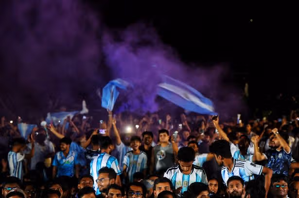 Keir Starmer obvinil z neúspechu majstrovstiev sveta, keď Argentínčania v noci chaosu pálili vlajky Anglicka