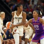 9. júla 2026; Phoenix, Arizona, USA; Útočníčka Phoenixu Mercury Alyssa Thomasová (25) sa v prvom polčase v Mortgage Matchup Center bráni pred centrom Indiana Fever Aliyah Boston (7). Povinný kredit: Mark J. Rebilas-Imagn Images