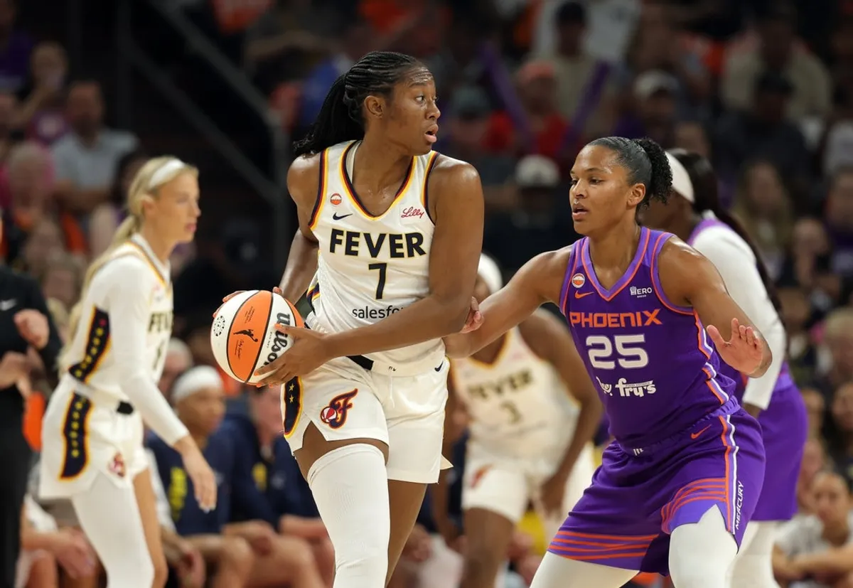 9. júla 2026; Phoenix, Arizona, USA; Útočníčka Phoenixu Mercury Alyssa Thomasová (25) sa v prvom polčase v Mortgage Matchup Center bráni pred centrom Indiana Fever Aliyah Boston (7). Povinný kredit: Mark J. Rebilas-Imagn Images