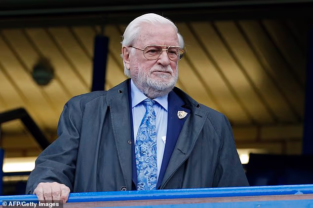 Vo veku 94 rokov zomrel bývalý predseda a majiteľ Chelsea Ken Bates