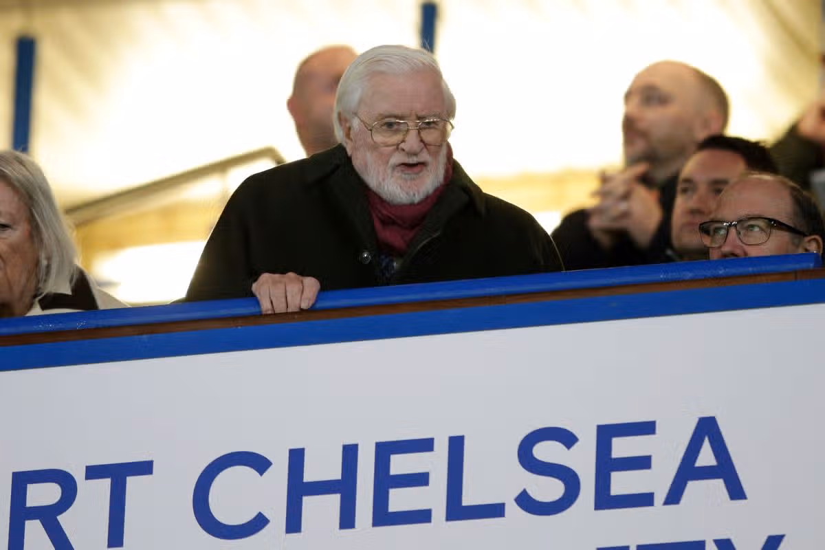 Bývalý majiteľ Chelsea Ken Bates pred zápasom osemfinále Carabao Cup medzi Chelsea FC a Manchester United na Stamford Bridge 30. októbra 2019 v Londýne v Anglicku.