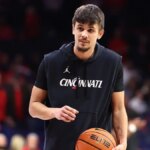 Kerr Kriisa sa pozerá na kurt