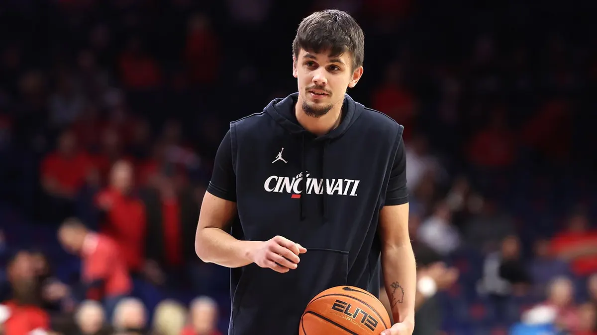 Kerr Kriisa sa pozerá na kurt