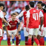 Martin Odegaard hovorí v chomúte so svojimi spoluhráčmi z Arsenalu