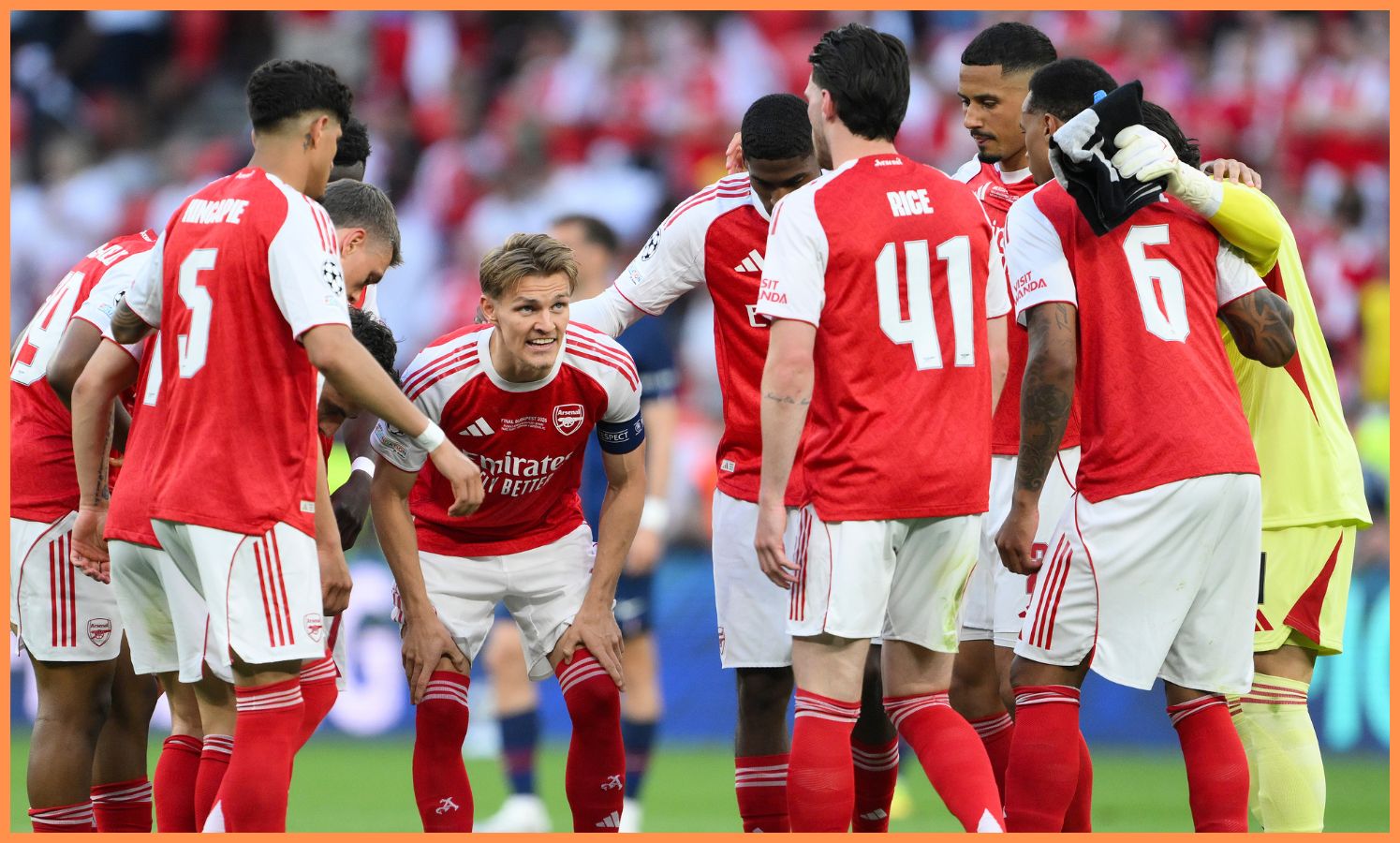Martin Odegaard hovorí v chomúte so svojimi spoluhráčmi z Arsenalu