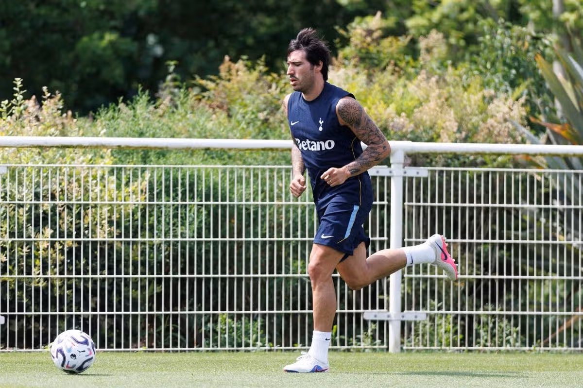Sandro Tonali sa po získaní pracovného povolenia zapojil do predsezónnych tréningov Tottenhamu