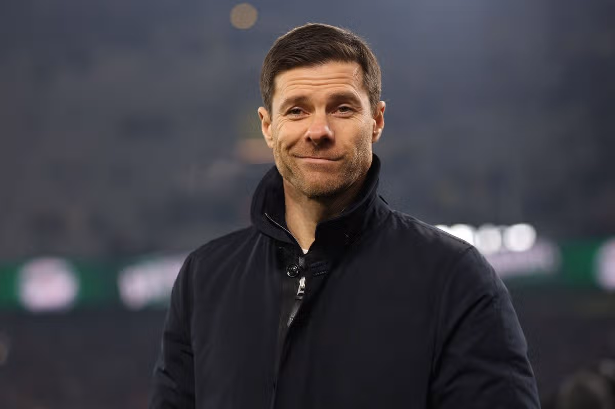 Xabi Alonso, hlavný tréner Leverkusenu, sa pozerá pred zápasom Bundesligy medzi Borussiou Dortmund a Bayer 04 Leverkusen v Signal Iduna Park 10. januára 2025 v nemeckom Dortmunde.